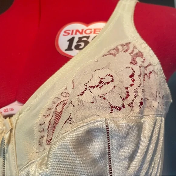 2FOR$30 Vintage Lilyette Nude Satin Bra With Underwire & Lace Size 34D - Picture 9 of 14